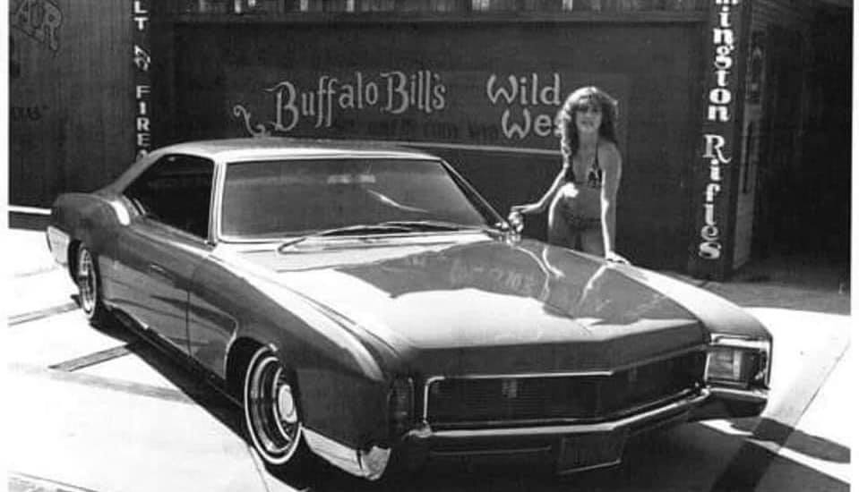 Chicks With Buick Autos