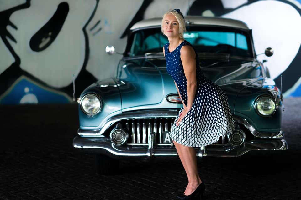 Chicks With Buick Autos