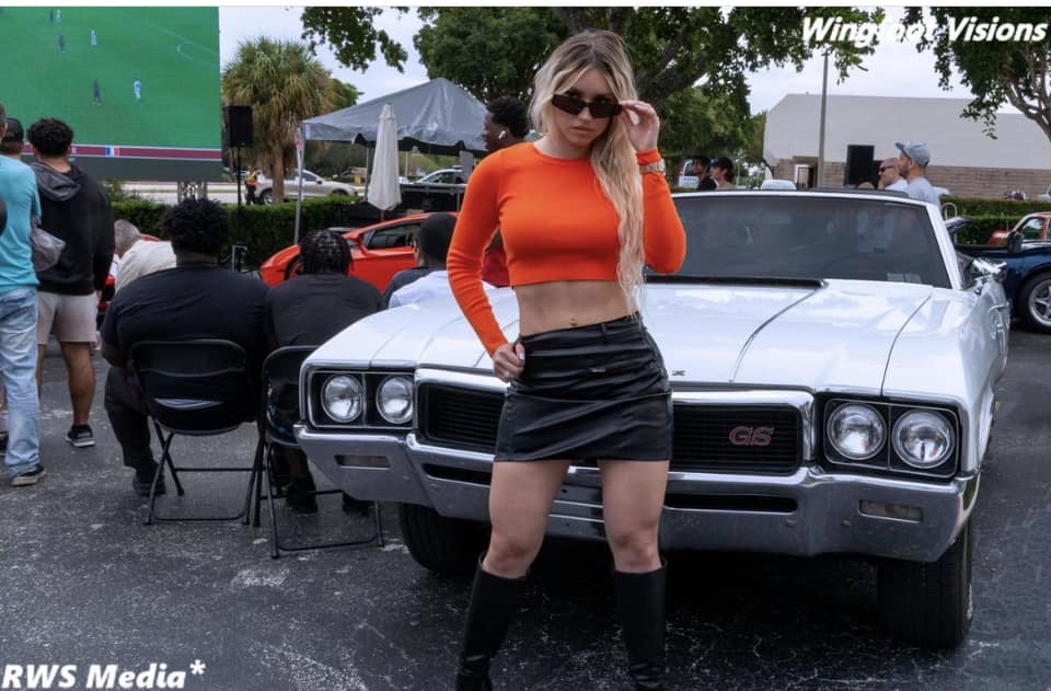 Chicks With Buick Autos