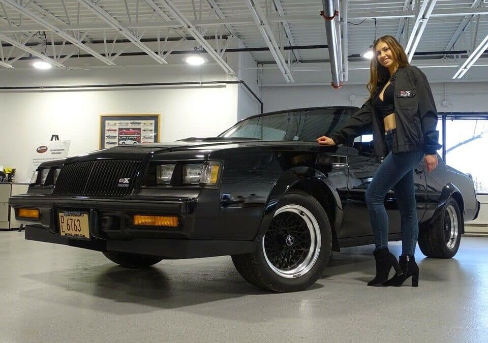 Chicks With Buick Autos